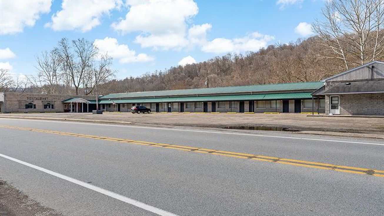 2847 River Rd, Vandergrift, PA 15690