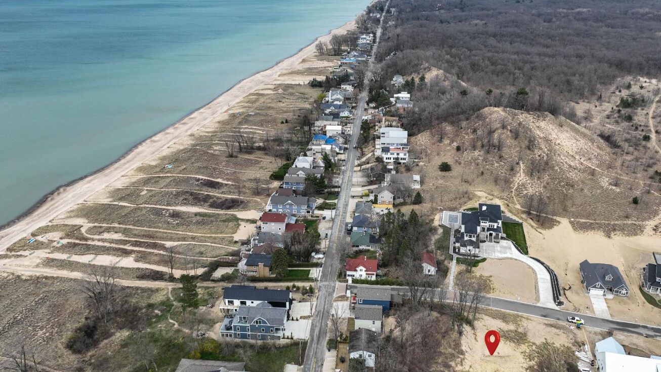 101 Whisper Dunes Dr, Trail Creek, IN 46360