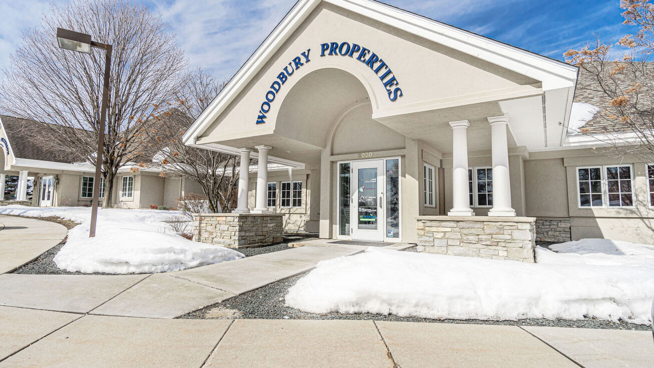 3020 Woodbury Dr, Woodbury, MN 55129