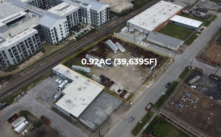 Pictures of Land property located at 2102 Center St, Houston, TX 77007 for sales - image #1