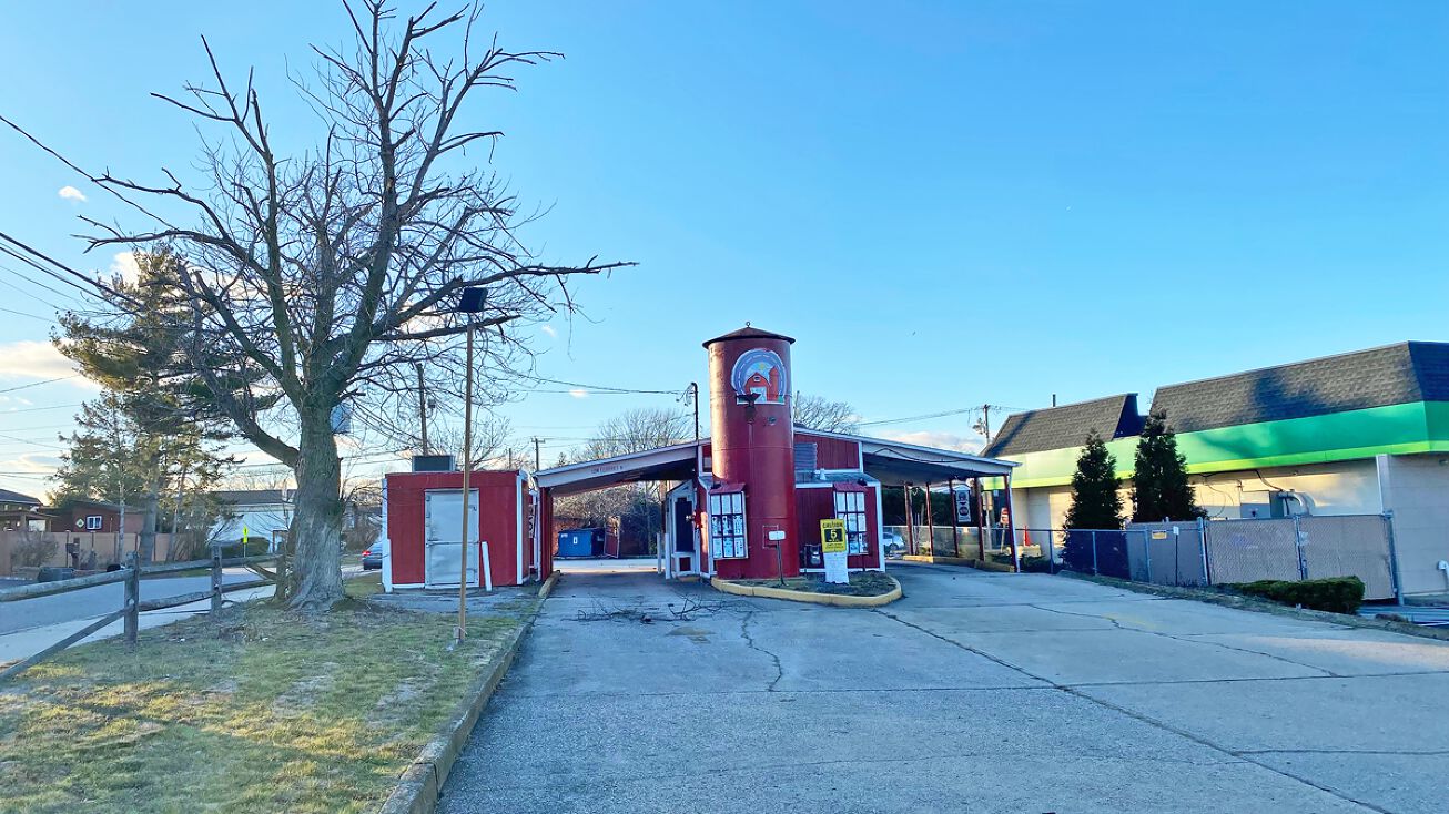 691 Wellwood Ave, Lindenhurst, NY 11757