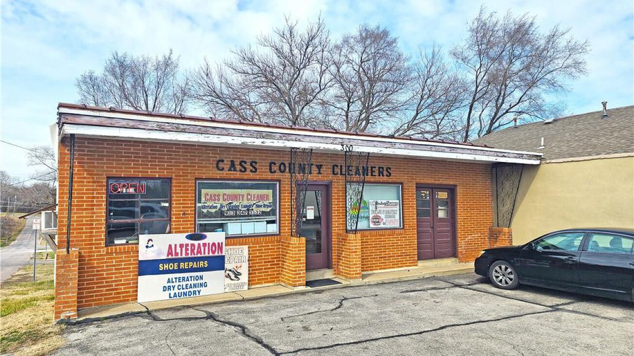 300 N Independence Street, Harrisonville, MO 64701 Retail Property