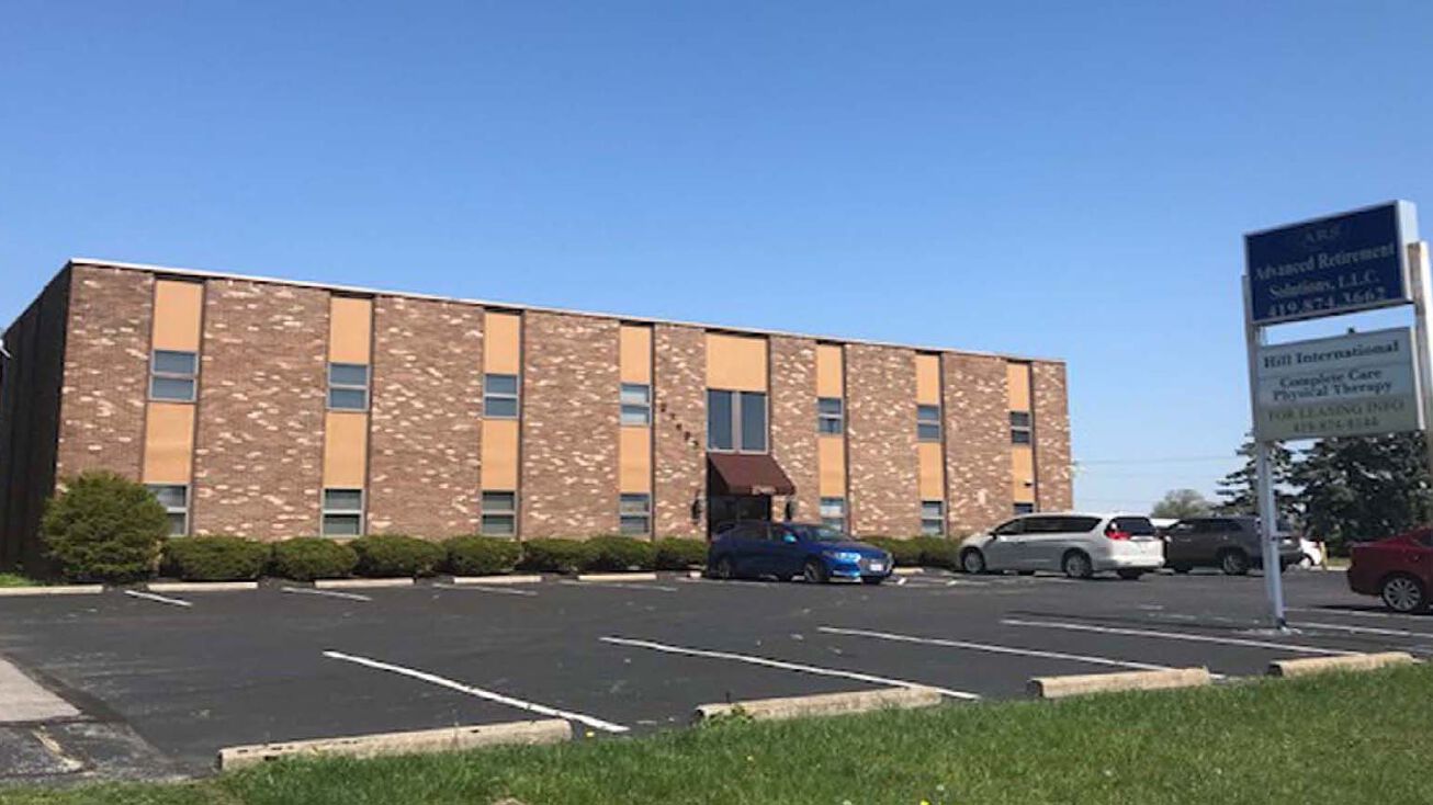 27493 Holiday Ln, Perrysburg, OH 43551