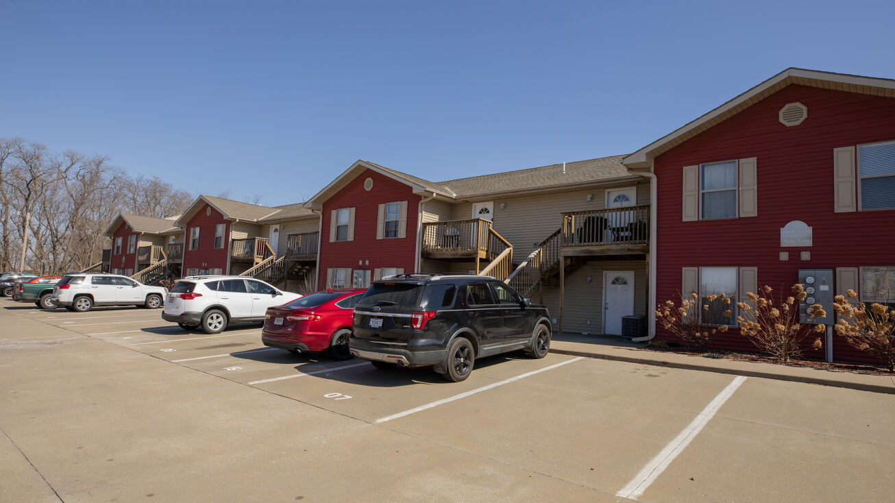 2216 S Leonard Rd, St Joseph, MO 64503