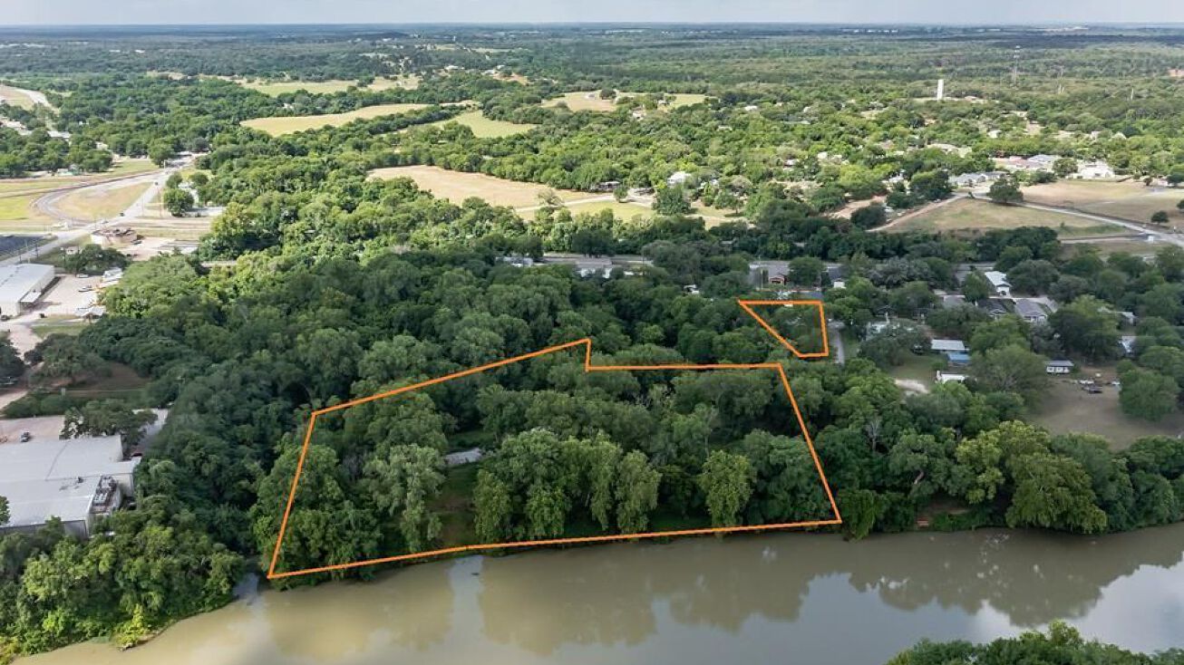 129 Bluff St, Smithville, TX 78957