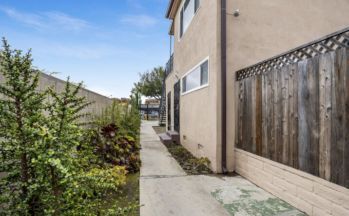 Pictures of Multifamily property located at 2617 W Rosecrans Ave, Gardena, CA 90247 for comps - image #1