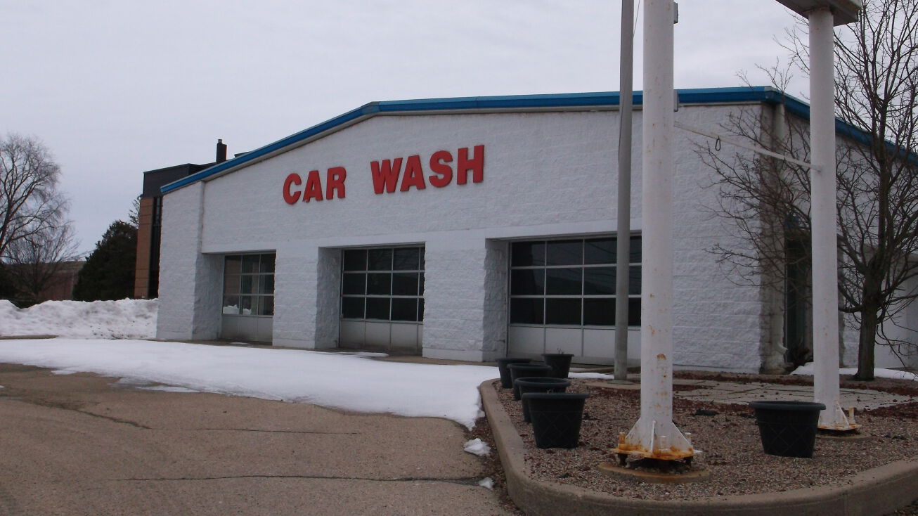 911 Witzel Ave, Oshkosh, WI 54902