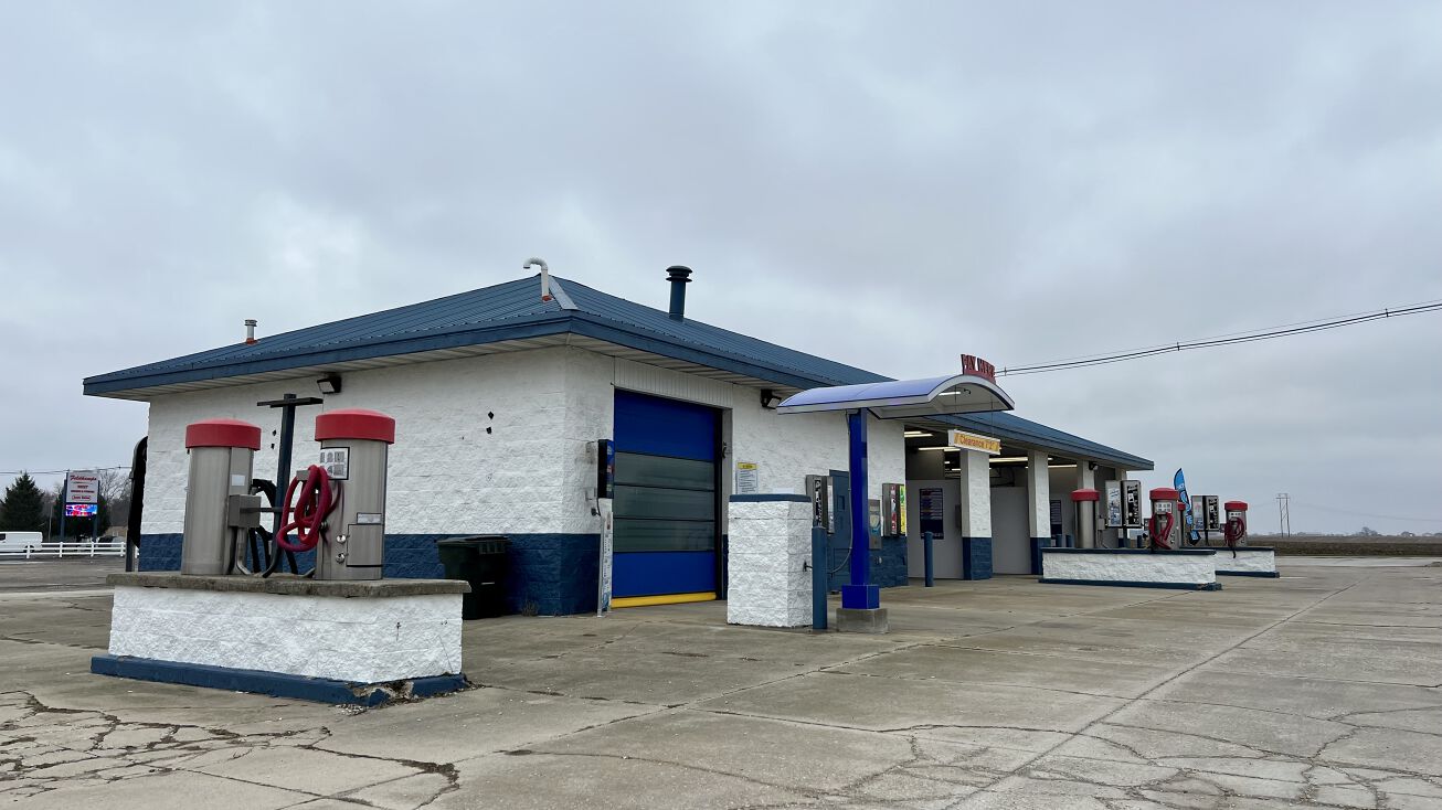 105 N Prairie View Rd, Mahomet, IL 61853