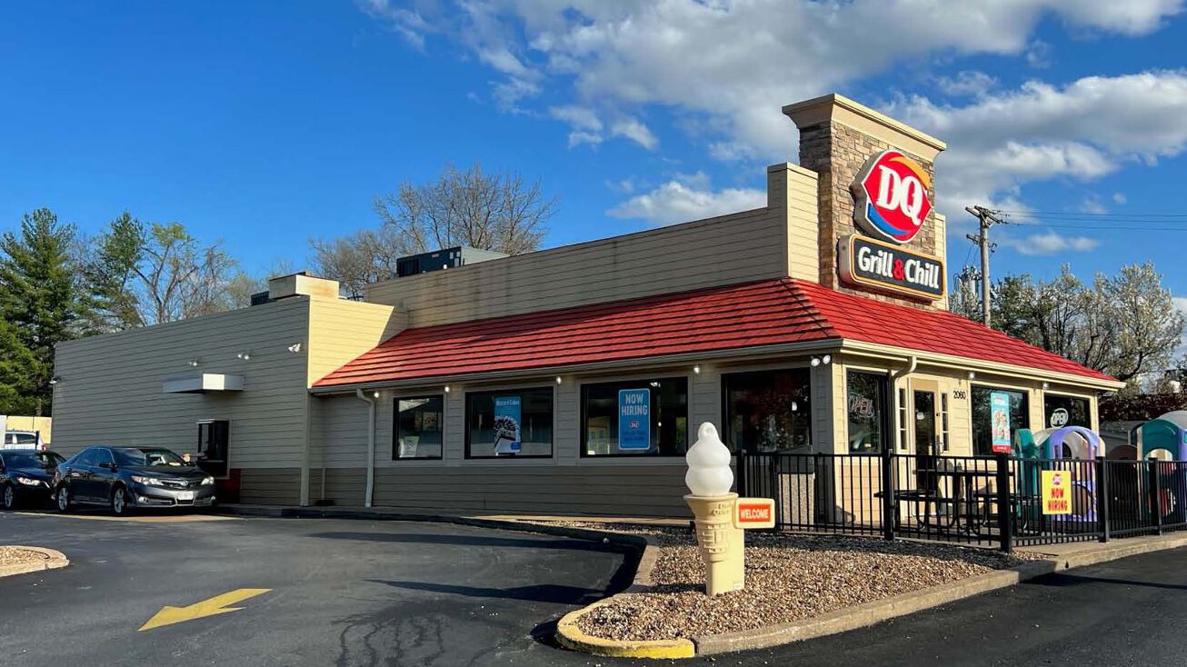 2060 McKelvey Rd, Maryland Heights, MO 63043