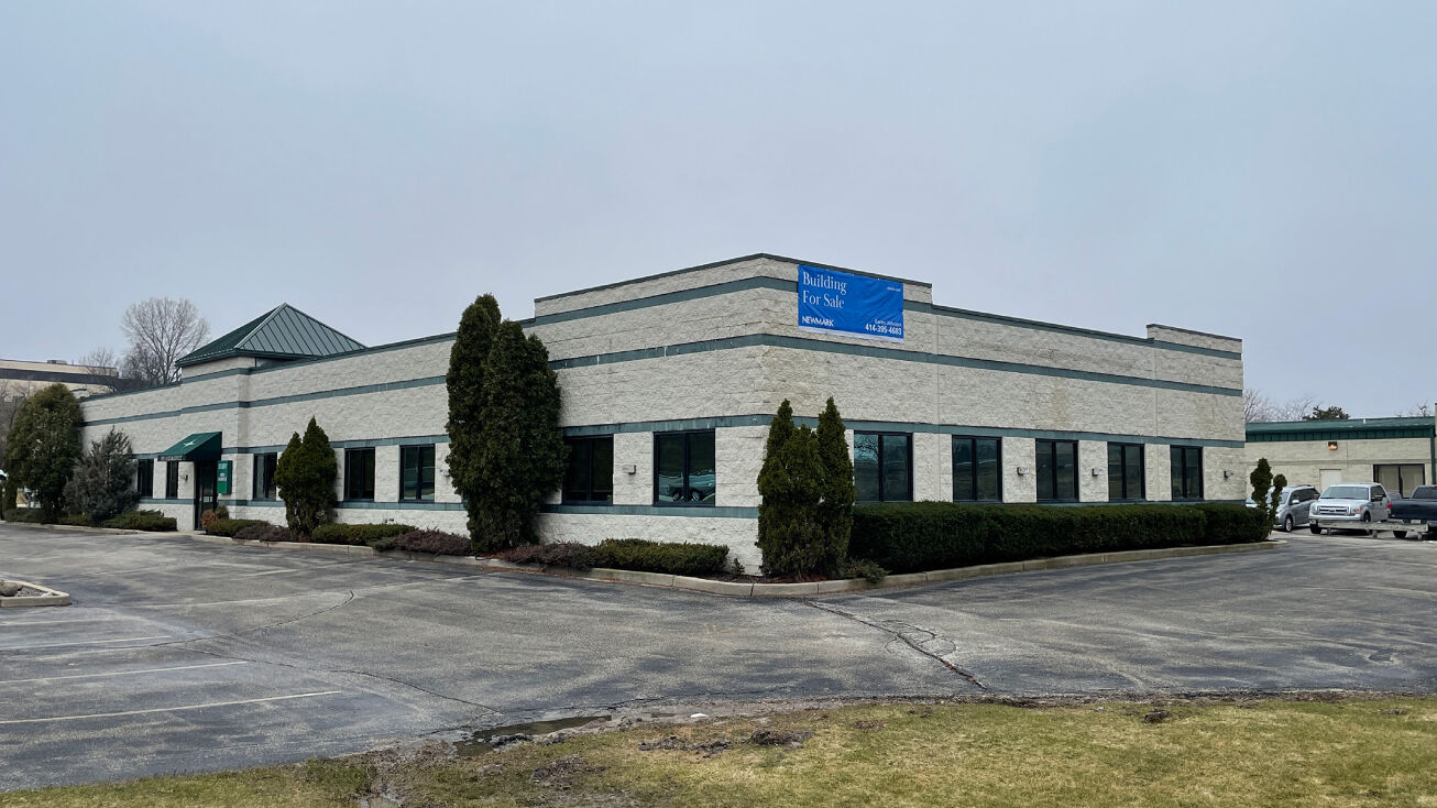 355 Austin Cir, Delafield, WI 53018