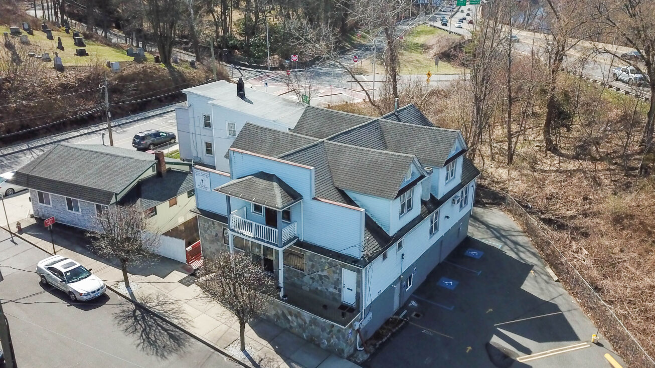 8 Curtiss Ct, Naugatuck, CT 06770