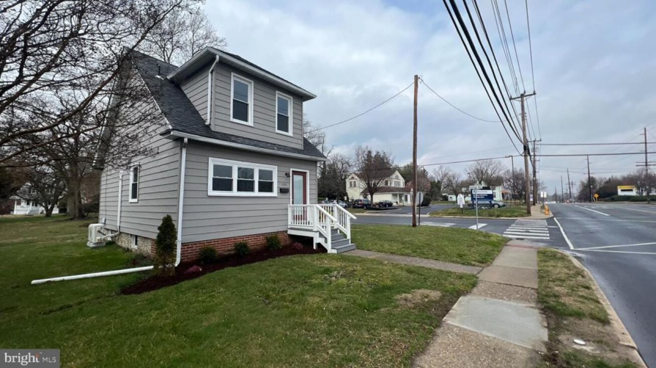 123 E Laurel Rd, Stratford, NJ 08084