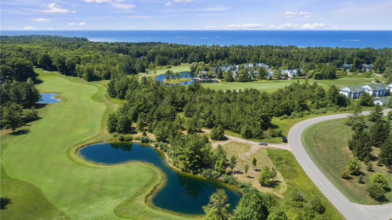 Club House Dr, Charlevoix, MI 49720