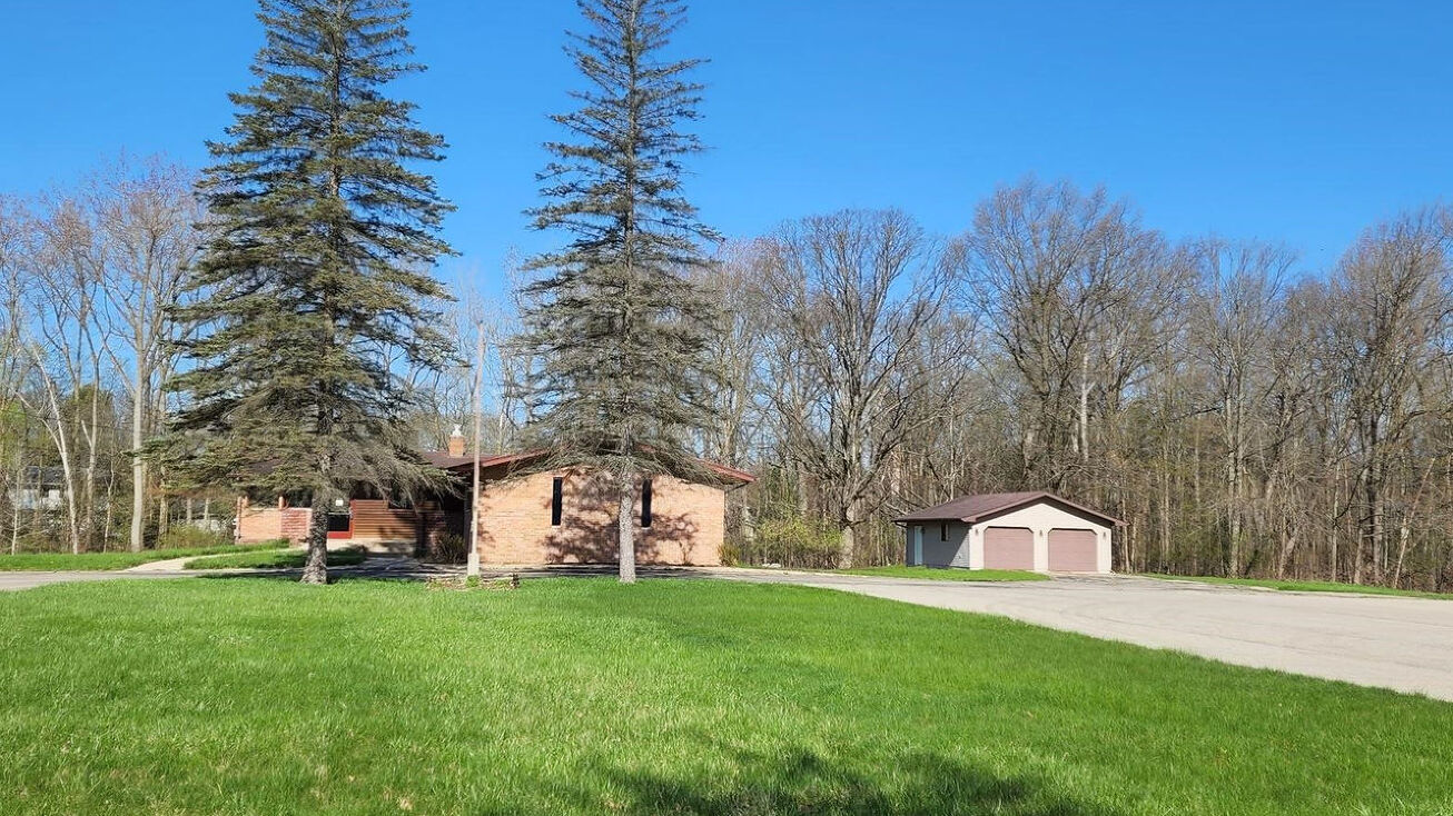 5305 Perrine Rd, Midland, MI 48640