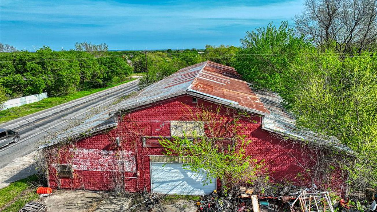 Pictures of Retail property located at 100 S Magnolia Avenue, Hubbard, TX 76648 for sales image 1