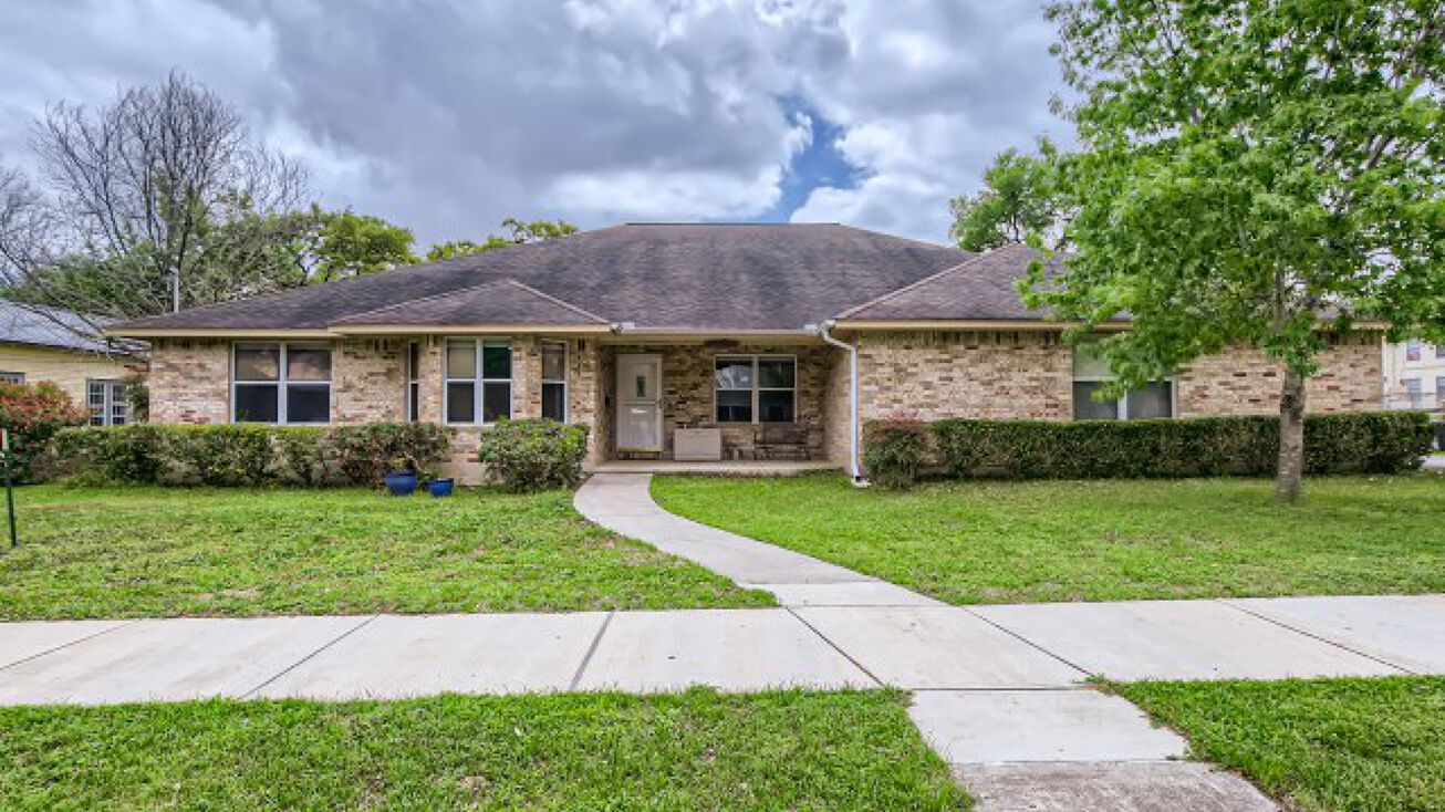 331 W Nolte St, Seguin, TX 78155 Mixed Use Property for Sale House