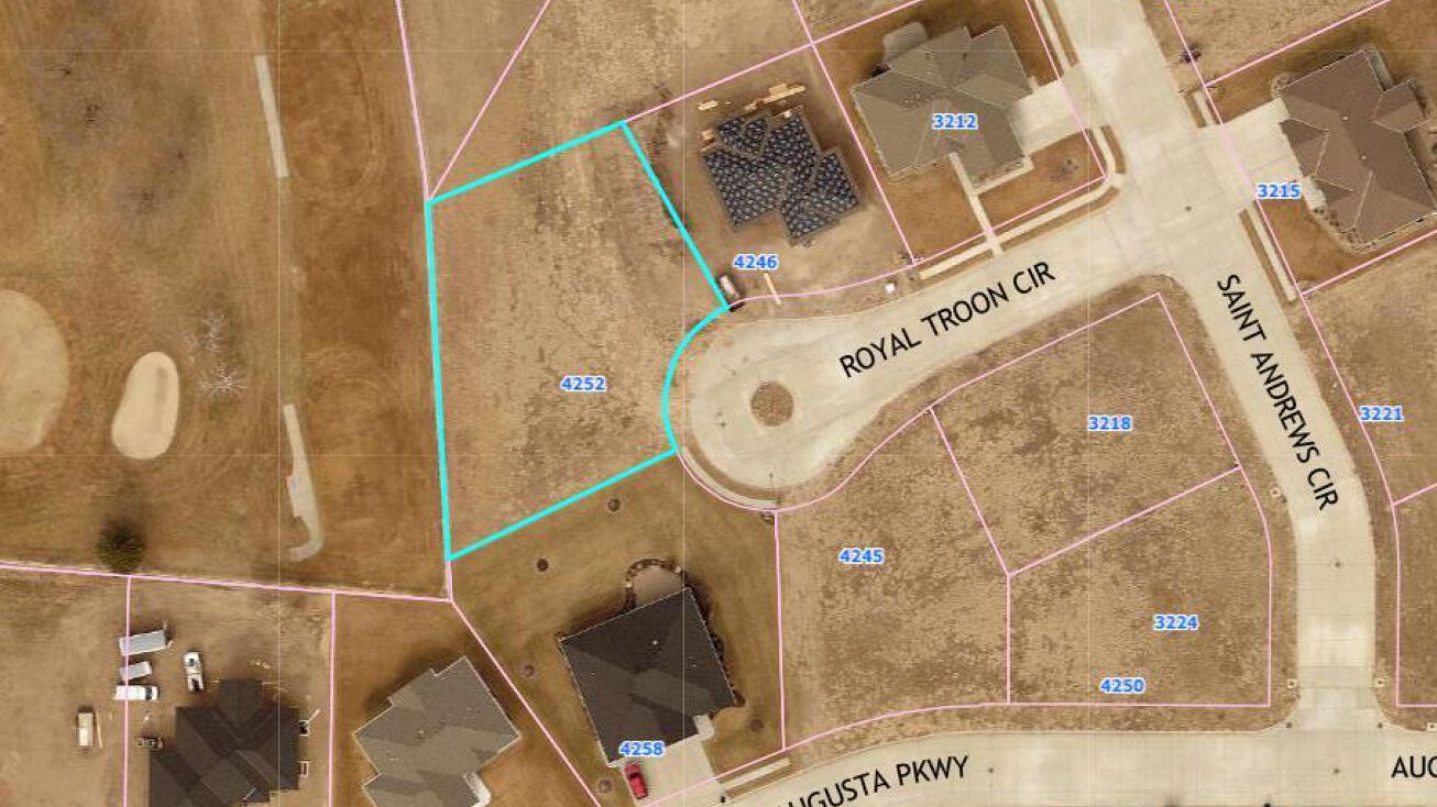 4252 Royal Troon Cir, Grand Island, NE 68803