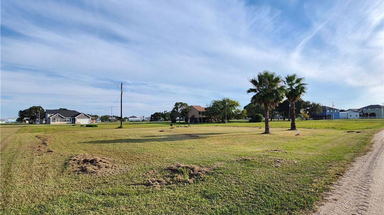 Mollnar Dr, Palacios, TX 77465