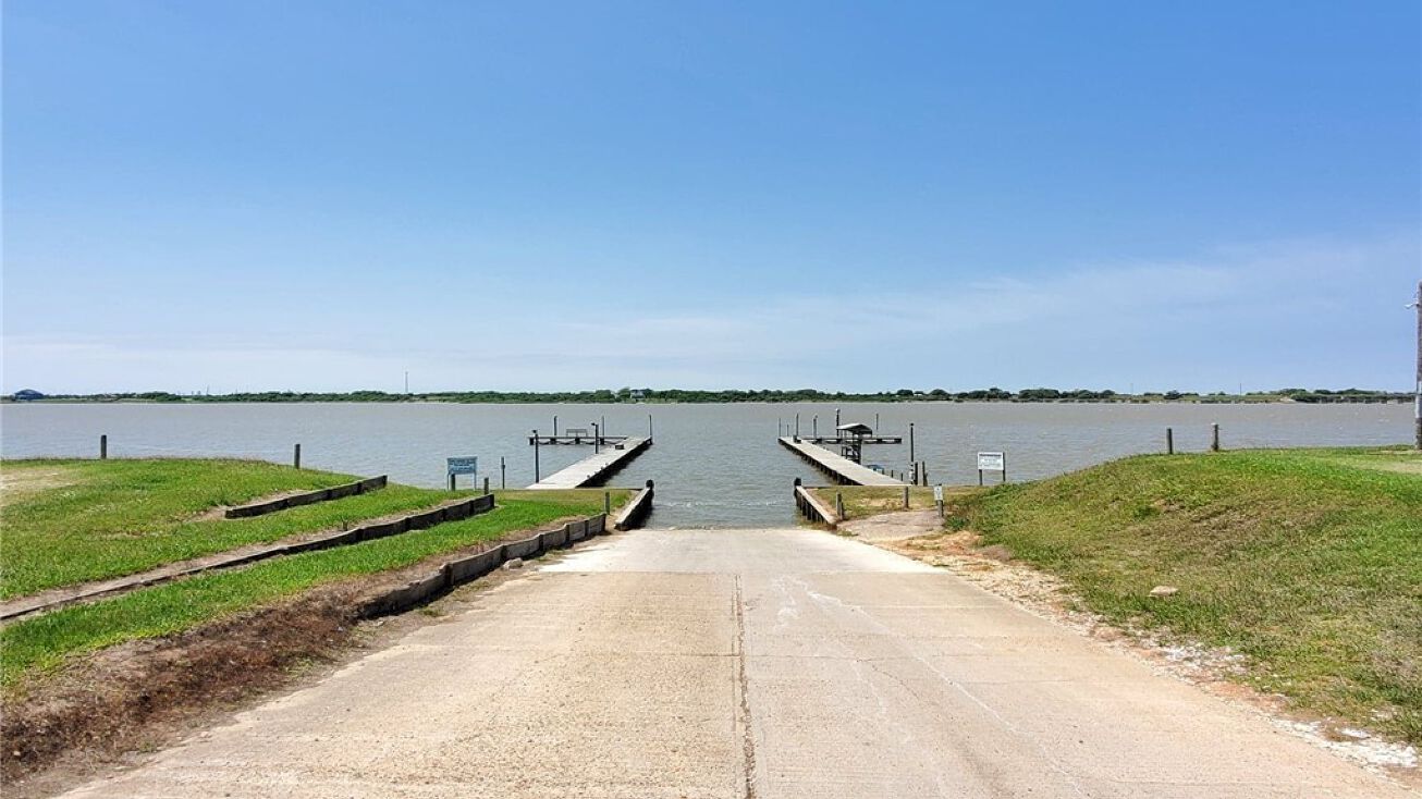 568 Bayview Dr, Palacios, TX 77465