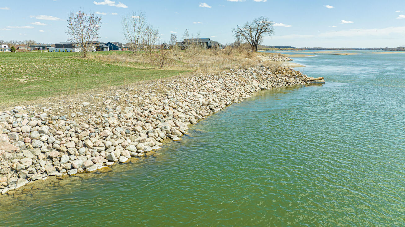 6324 Misty Waters Dr, Bismarck, ND 58503