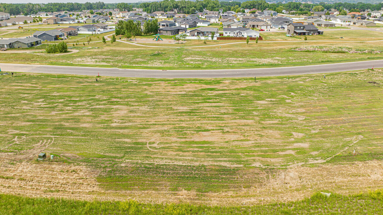 335 Kamrose Dr, Bismarck, ND 58504