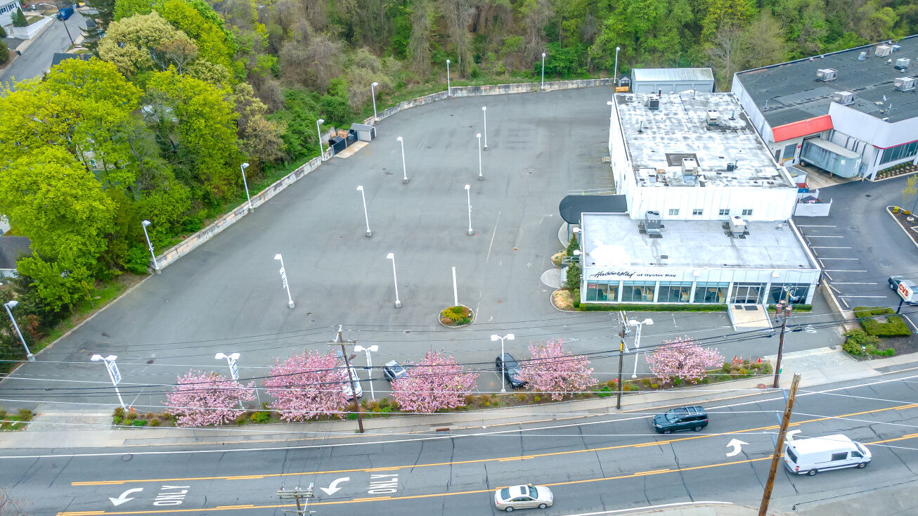 145 Pine Hollow Rd, Oyster Bay, NY 11771