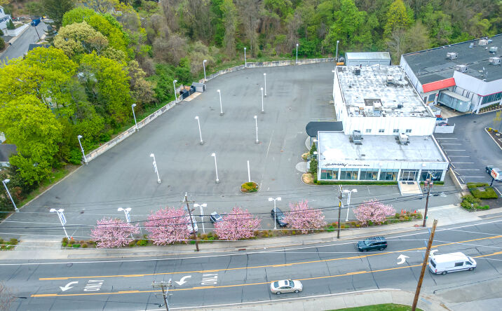 image of property at 145 PINE HOLLOW RD Oyster Bay NY 11771-4705