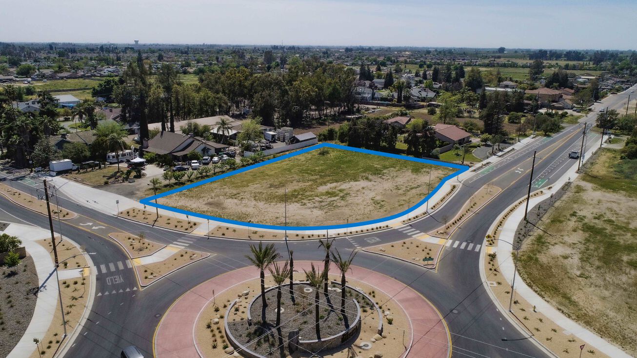 1641 N Alta Ave, Dinuba, CA 93618