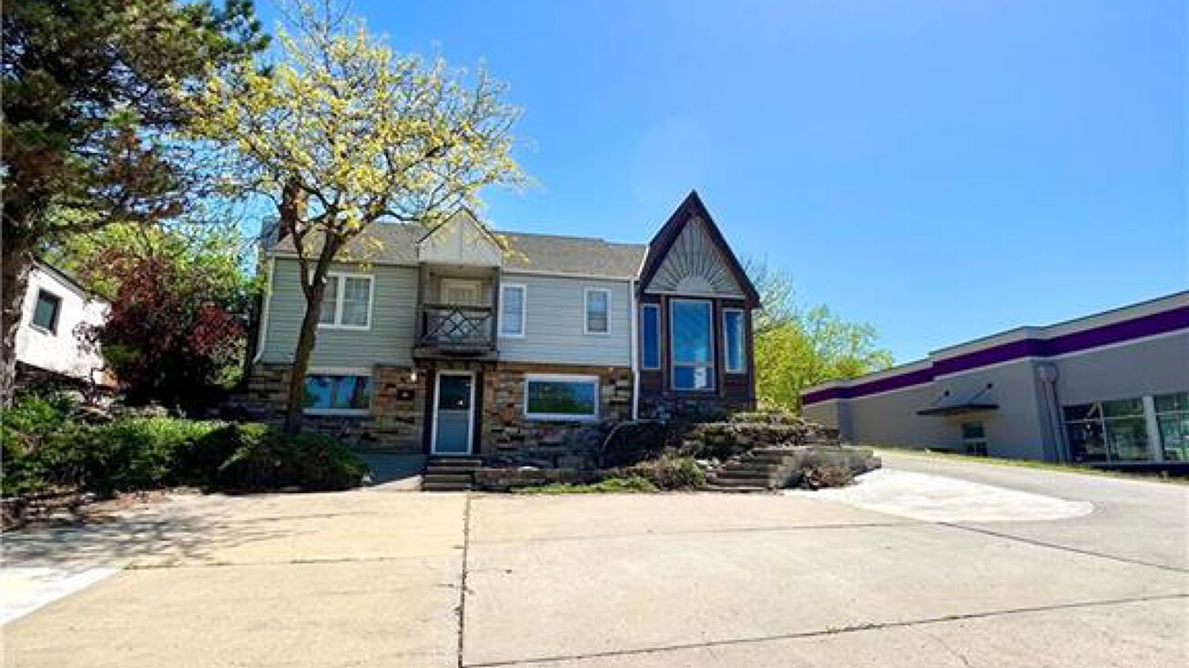 6327 N Oak Trafficway, Kansas City, MO 64118