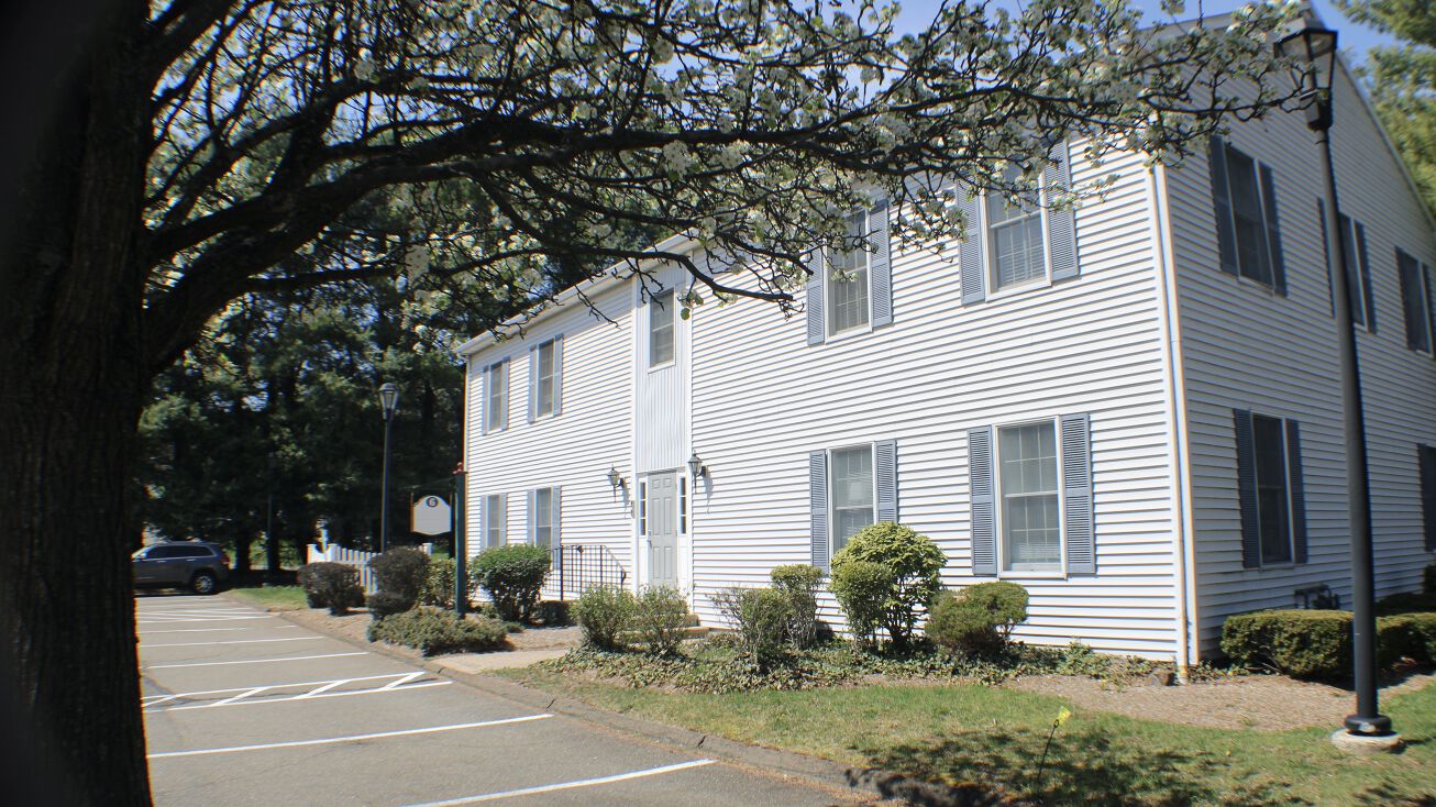 3190 Whitney Ave, Hamden, CT 06518