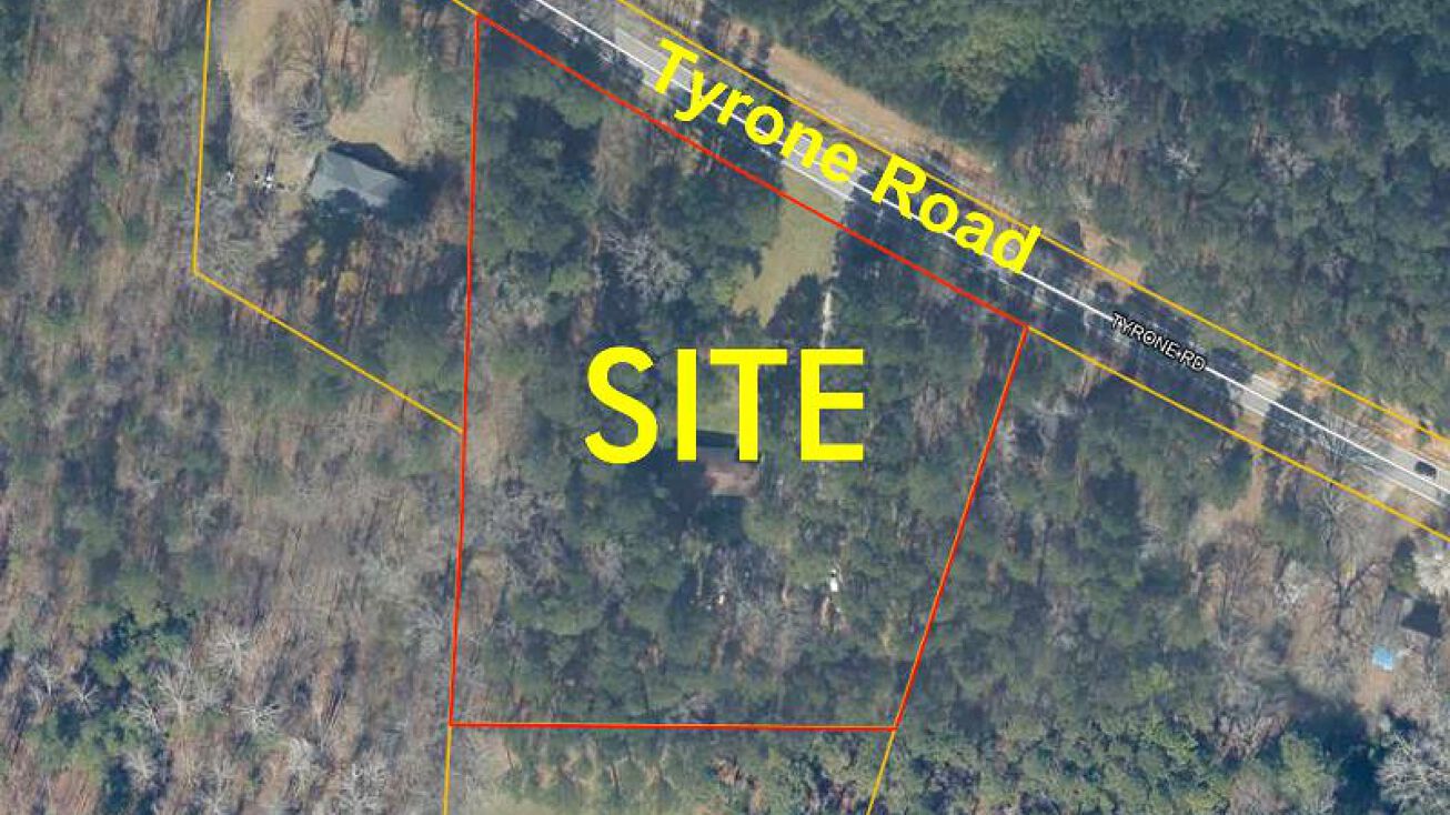 944 Tyrone Rd, Tyrone, GA 30290