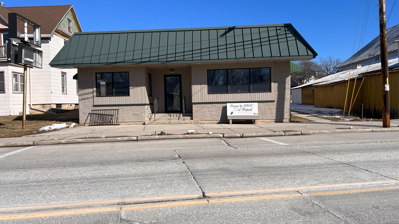 219 E Main St, Mishicot, WI 54228
