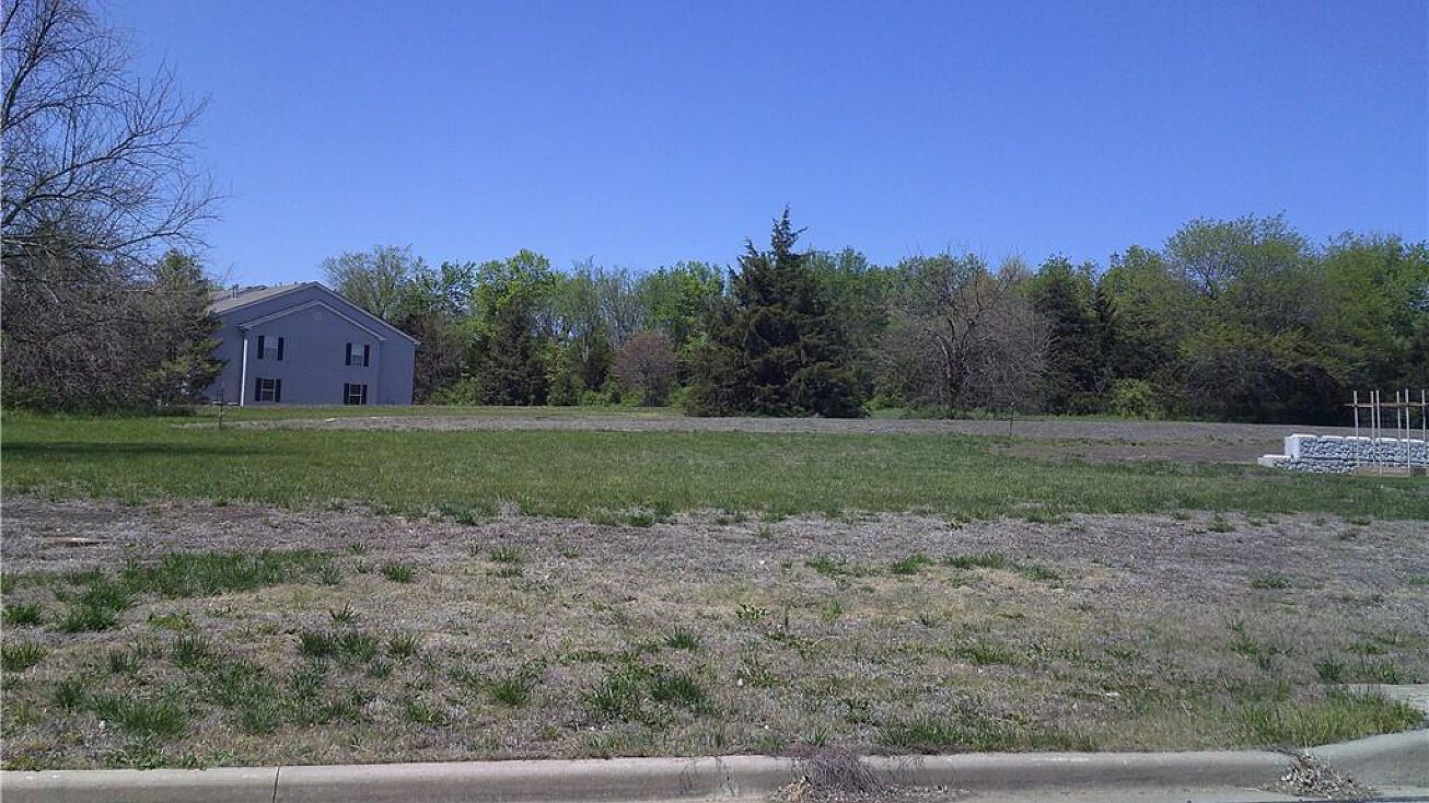 214 E Sundance Drive, Paola, KS 66071