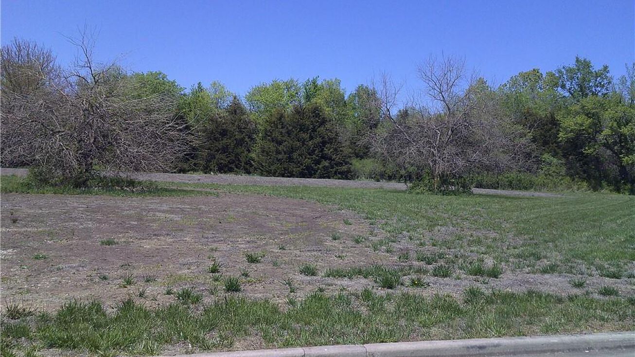 222 E Sundance Drive, Paola, KS 66071