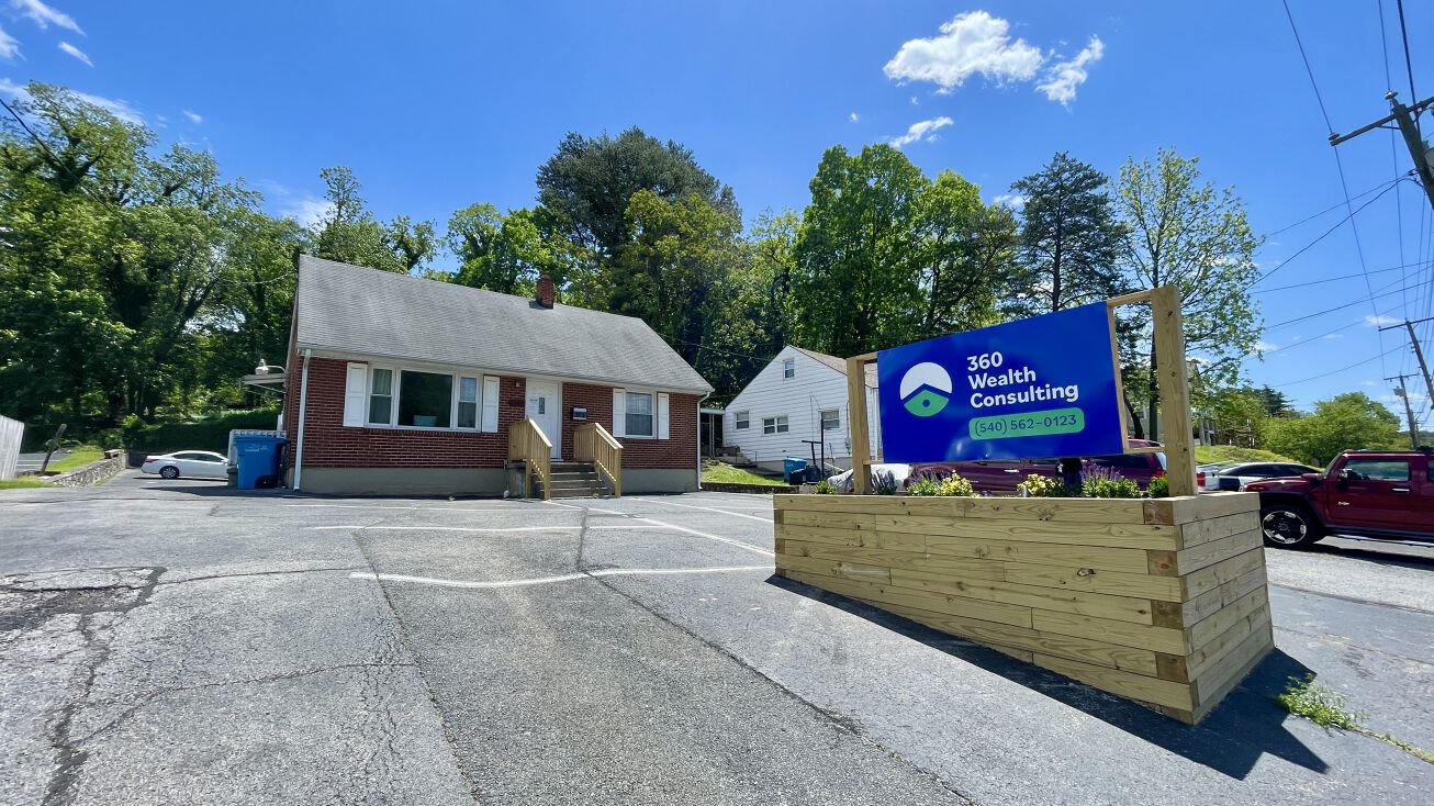 1335 Peters Creek Rd, Roanoke, VA 24017 Office Property for Sale