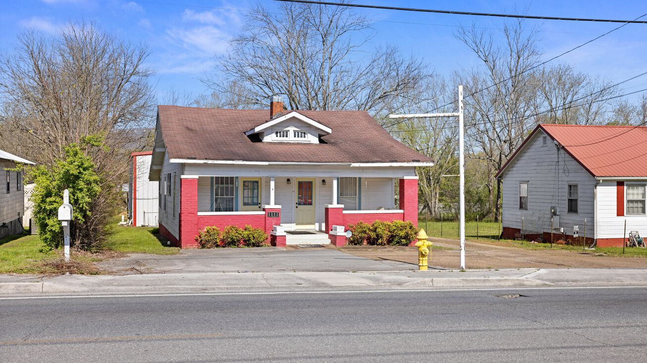 1111 McFarland Ave, Rossville, GA 30741