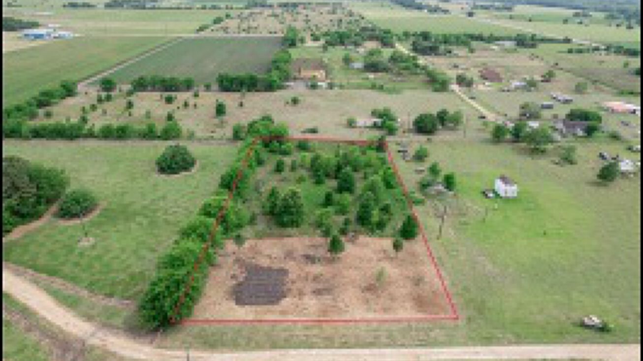 000 Jo Ann Ln, Wallis, TX 77485