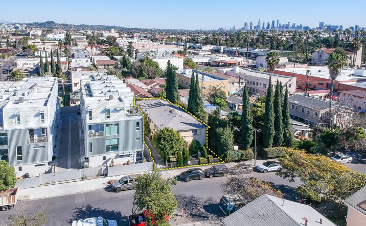 Pictures of Multifamily property located at 1140 Beachwood Dr, Los Angeles, CA 90038 for sales - image #1