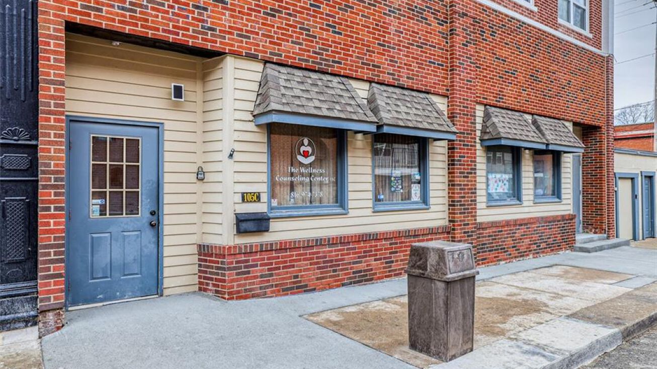 105 W Wall Street, Harrisonville, MO 64701 Office Property for Sale 105 W Wall Street