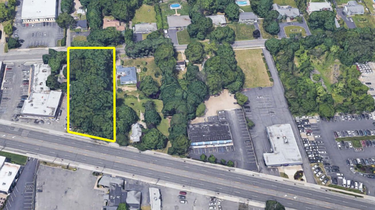 643 Old Medford Ave, Medford, NY 11763