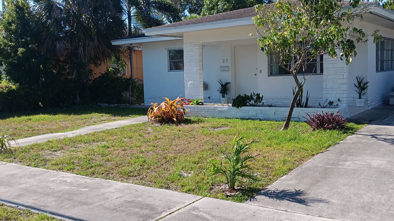 27 SW 5th St, Hallandale Beach, FL 33009