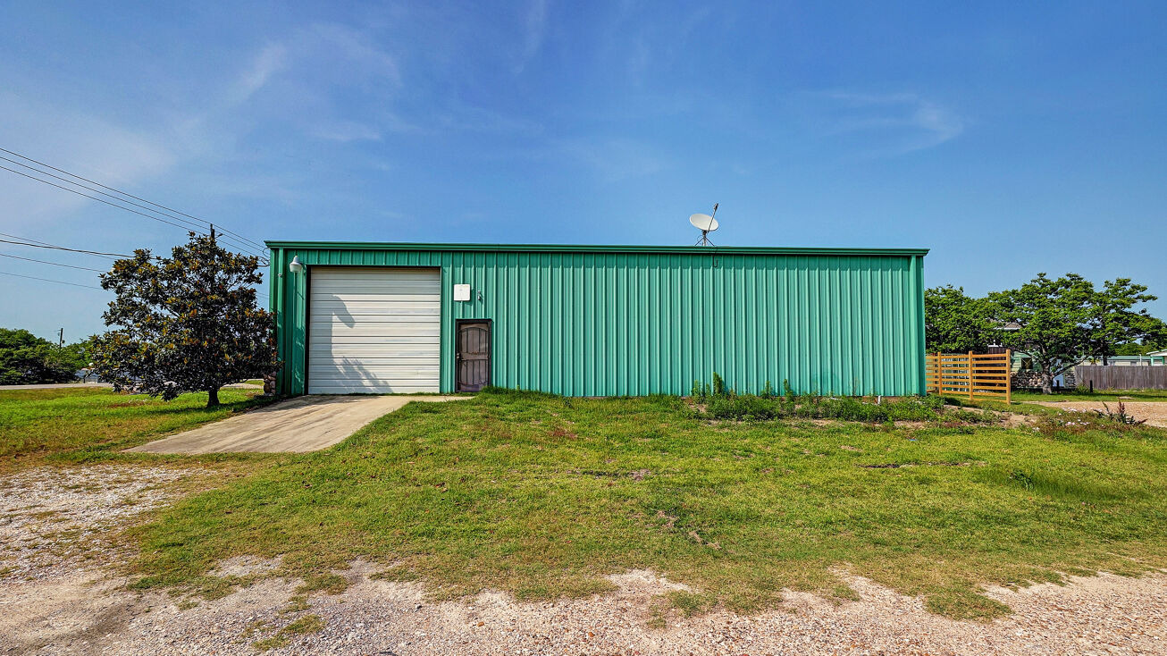 635 9th St, San Leon, TX 77539