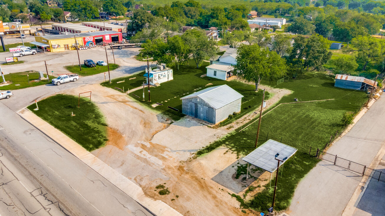 1802 C St, Floresville, TX 78114