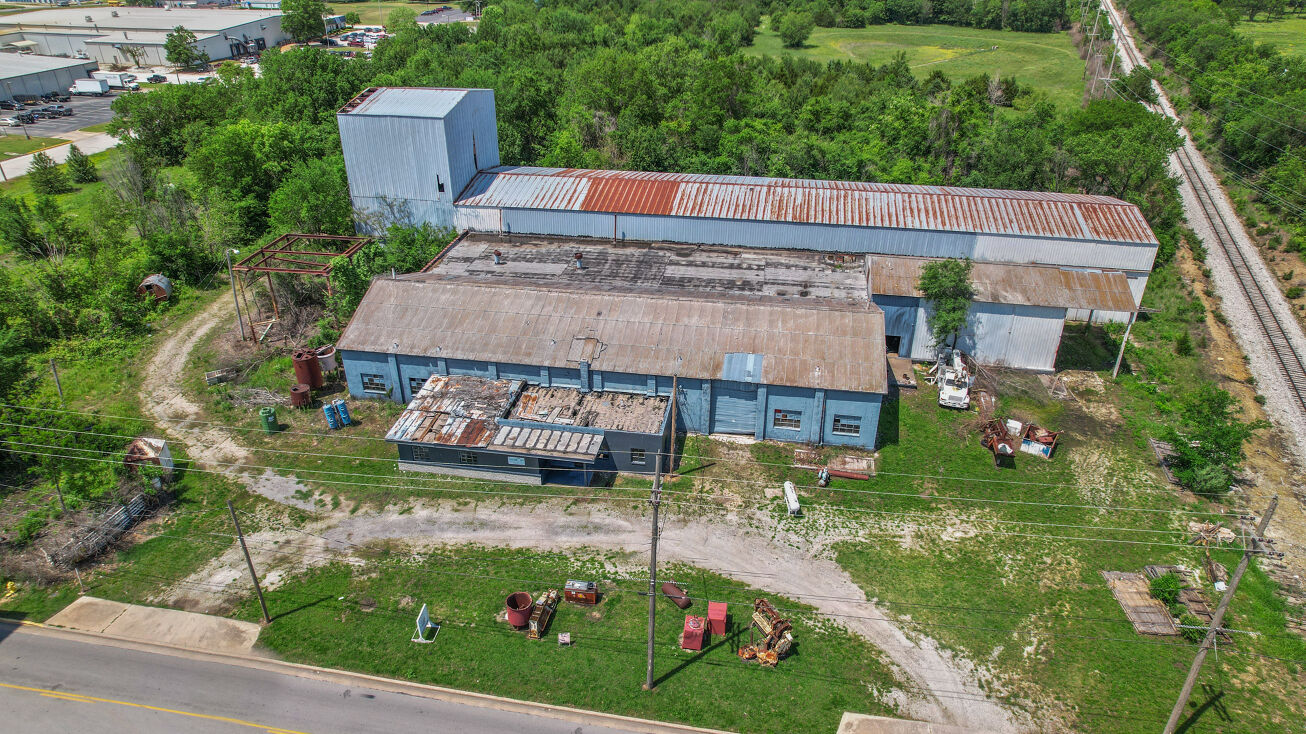 1003 W Fairview Ave, Carthage, MO 64836