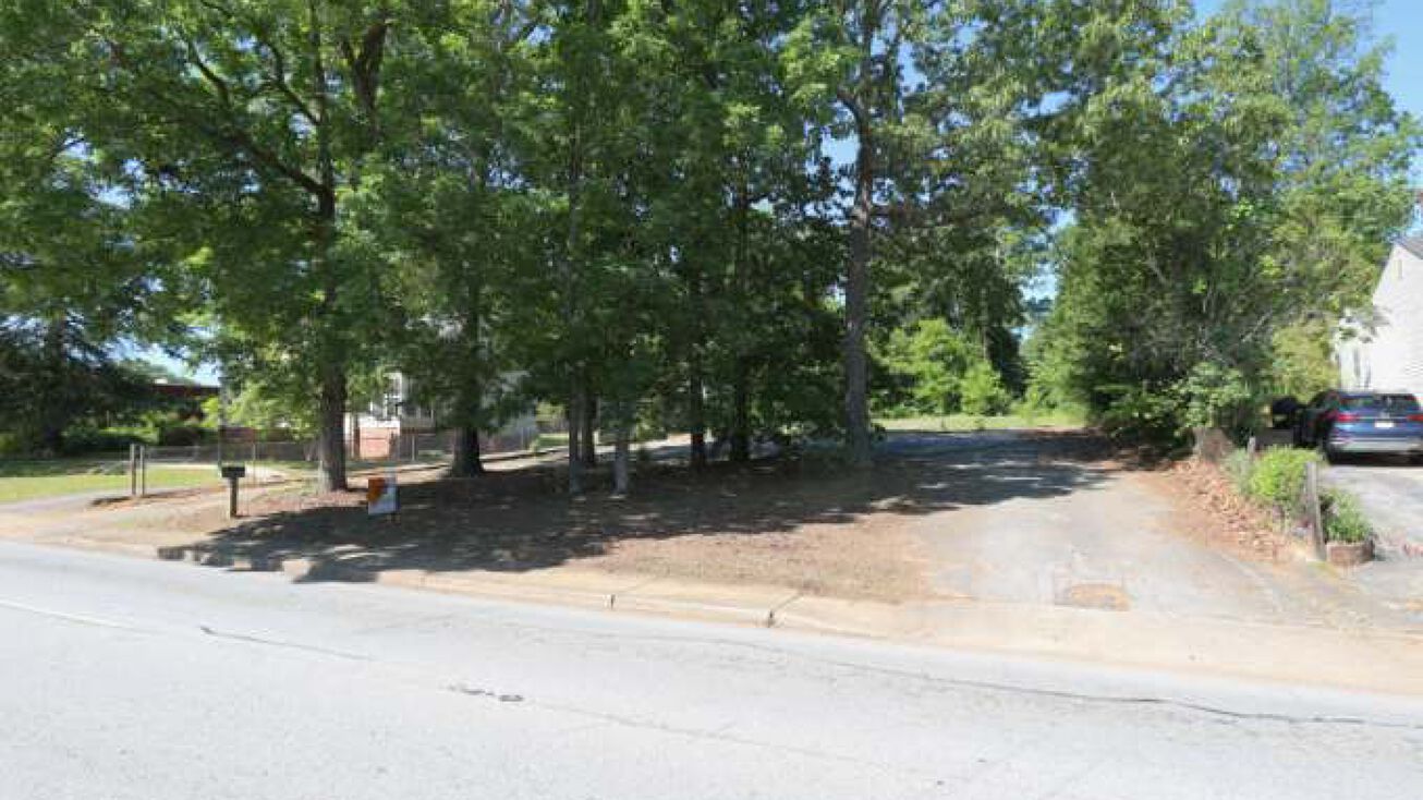 711 N Main St, Greer, SC 29651