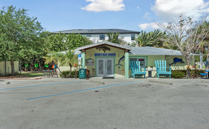 Pictures of Retail property located at 2052 Danford St, Naples, FL 34112 for sales - image #1
