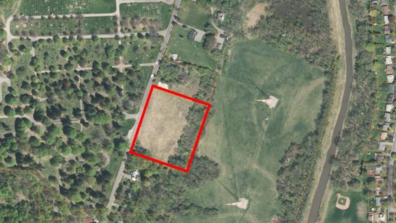 2407 Valley Dr, Syracuse, NY 13207