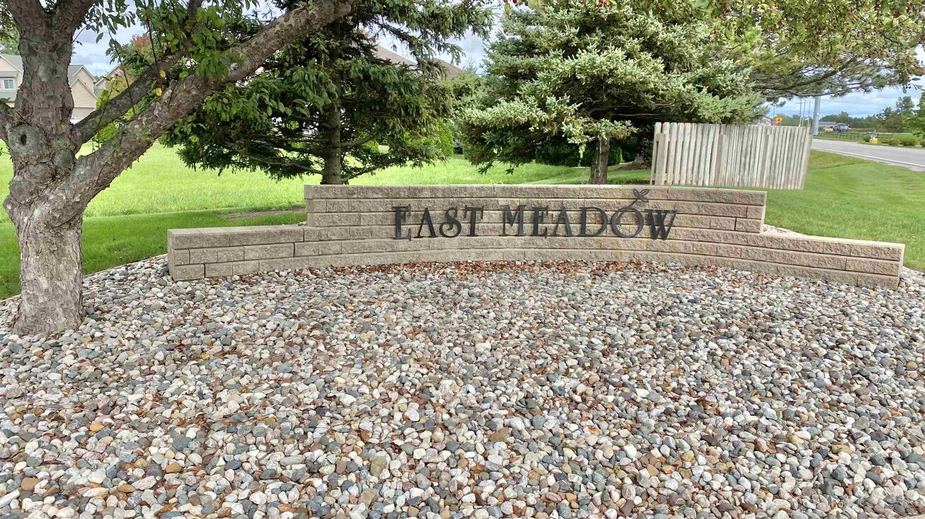 6067 E Meadow Dr, Bay City, MI 48706