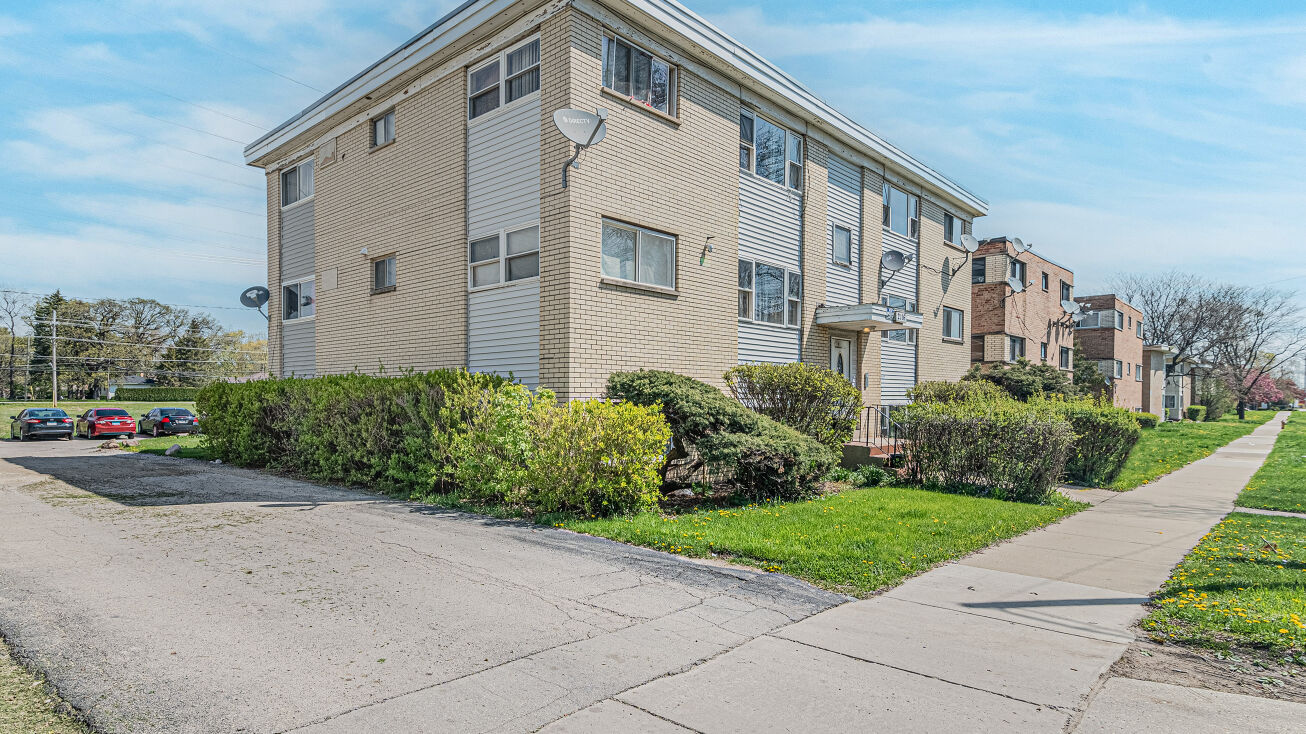 2101 & 2116 Williamsburg Dr, Waukegan, IL 60085