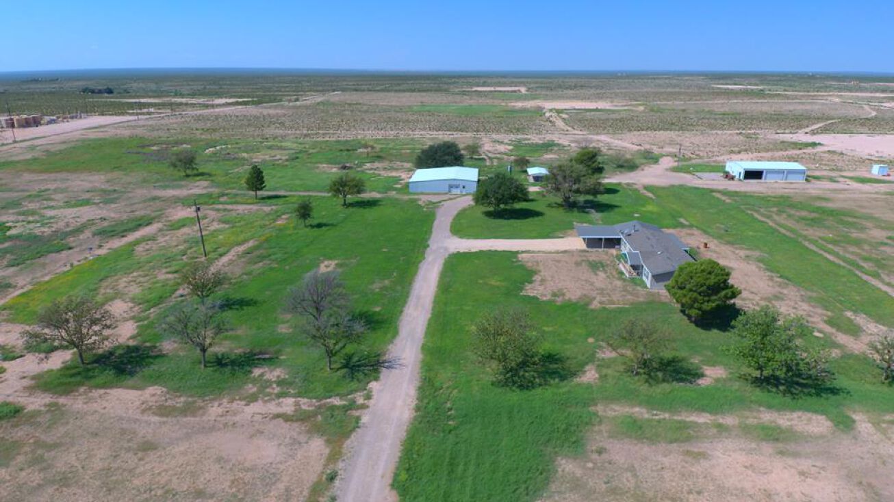 N Sage St, Crane, TX 79766